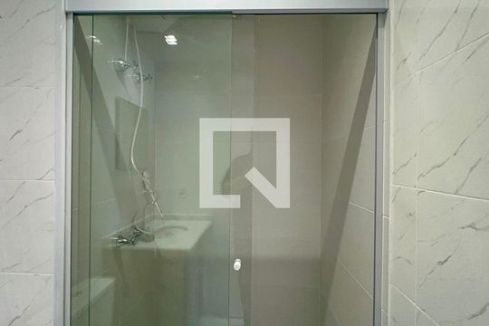 Banheiro Social de kitnet/studio à venda com 1 quarto, 25m² em Pinheiros, São Paulo