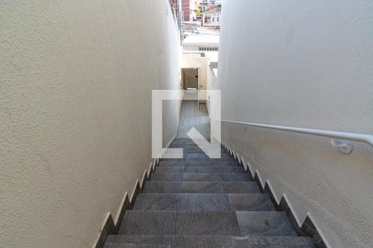 Escada de casa para alugar com 1 quarto, 40m² em Jardim Oriental, São Paulo