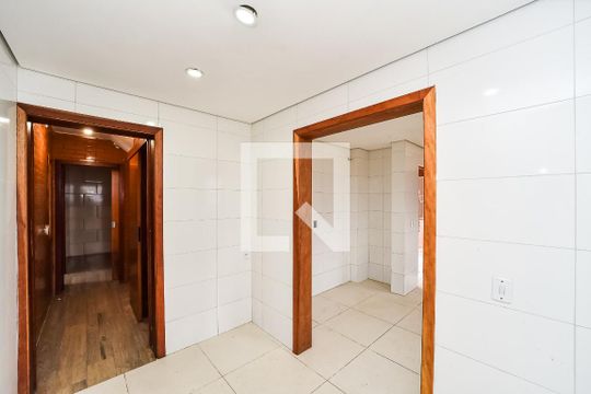Sala de casa para alugar com 4 quartos, 309m² em Santa Maria Goretti, Porto Alegre