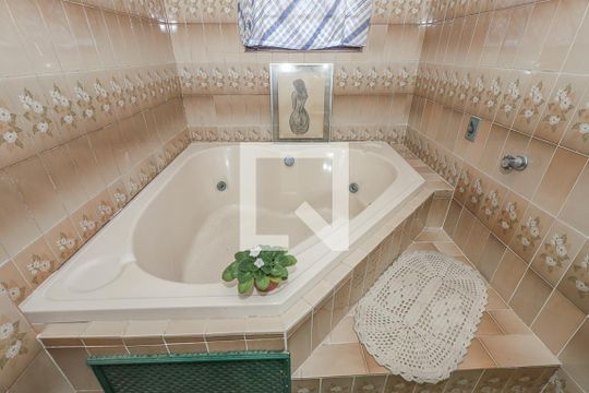 Banheiro da Suíte 3 de casa à venda com 3 quartos, 308m² em Boa Vista, Porto Alegre