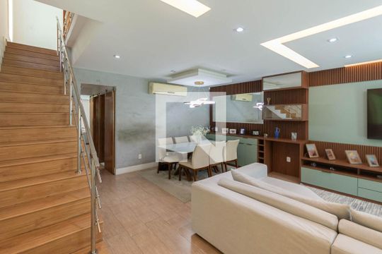 Sala de casa à venda com 4 quartos, 250m² em Grajaú, Rio de Janeiro