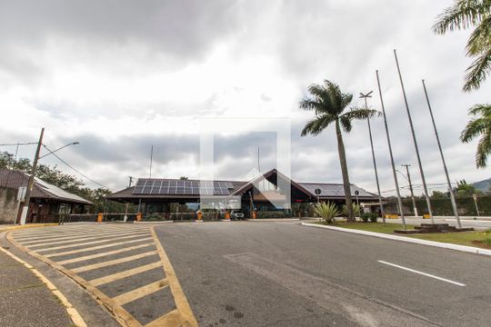 Fachada de casa à venda com 4 quartos, 400m² em Alphaville, Santana de Parnaíba