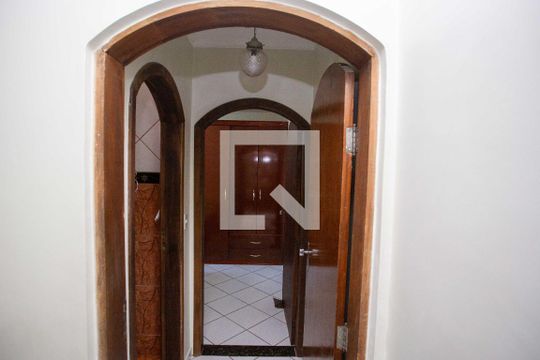 Corredor de casa para alugar com 2 quartos, 140m² em Taboão, Diadema