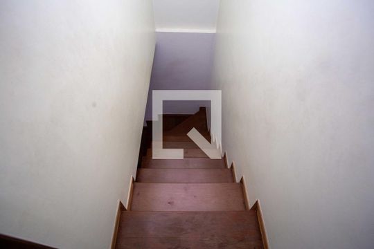 Escada de casa para alugar com 2 quartos, 140m² em Taboão, Diadema