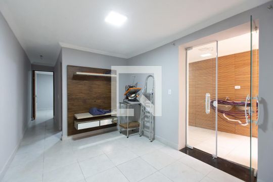 Sala 2 de casa à venda com 6 quartos, 250m² em Vila Carmosina, São Paulo