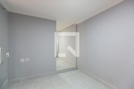 Sala 2 de casa à venda com 6 quartos, 250m² em Vila Carmosina, São Paulo