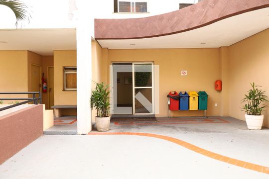 Área comum - Entrada do prédio de apartamento para alugar com 3 quartos, 54m² em Vila Carmosina, São Paulo