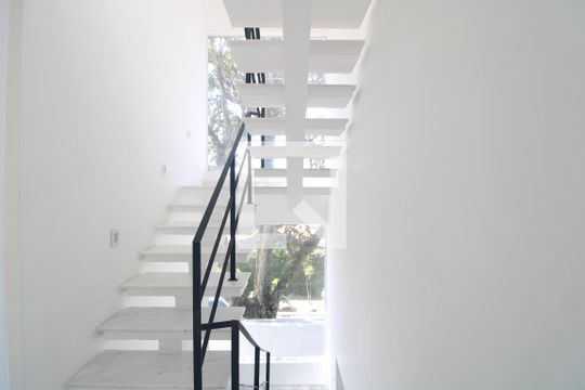 Escada de casa para alugar com 4 quartos, 240m² em Interlagos, São Paulo