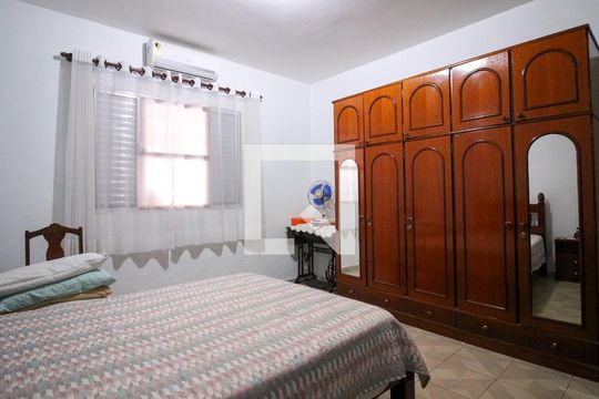Quarto 1 da Casa 1 de casa à venda com 4 quartos, 230m² em Parque São Lucas, São Paulo