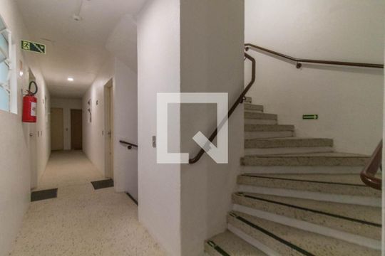 Escadas de apartamento para alugar com 1 quarto, 48m² em Tristeza, Porto Alegre