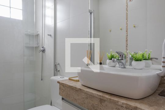 Banheiro de apartamento à venda com 1 quarto, 55m² em Passo D’areia, Porto Alegre