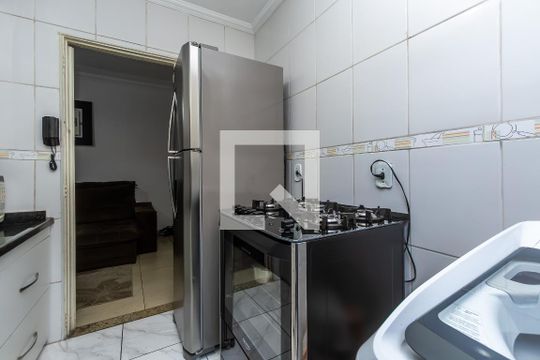 Cozinha de apartamento para alugar com 2 quartos, 40m² em Itatiaia, Belo Horizonte