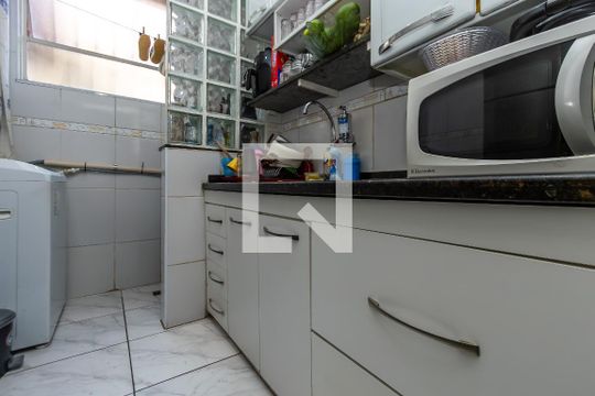 Cozinha de apartamento para alugar com 2 quartos, 40m² em Itatiaia, Belo Horizonte