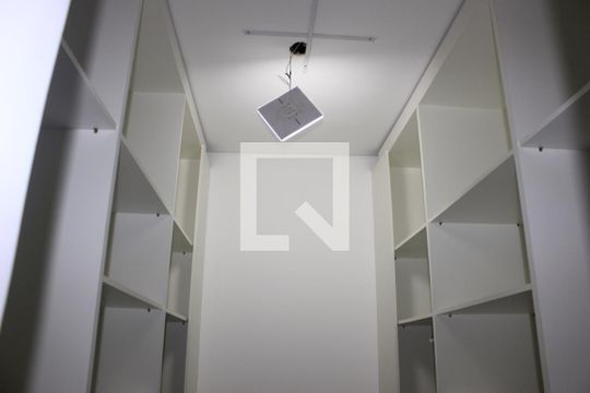 Closet da Suíte Master de casa à venda com 5 quartos, 350m² em Jardim Terezopolis, Guarulhos