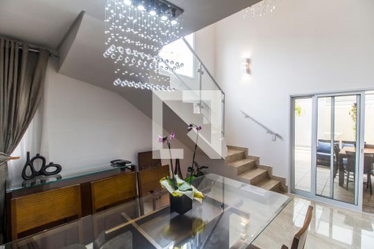 Sala de casa de condomínio à venda com 3 quartos, 224m² em Parque Sinai, Santana de Parnaíba