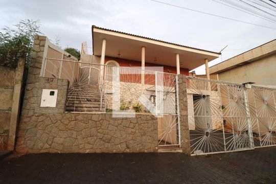 Fachada de casa para alugar com 4 quartos, 500m² em Osvaldo Rezende, Uberlândia