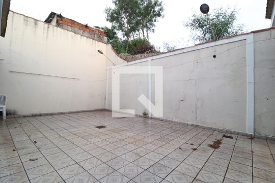 Quintal de casa para alugar com 4 quartos, 500m² em Osvaldo Rezende, Uberlândia