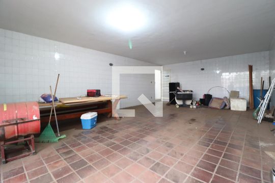 Garagem de casa para alugar com 4 quartos, 500m² em Osvaldo Rezende, Uberlândia