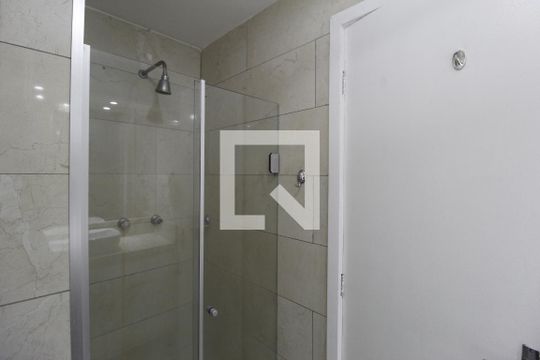 Banheiro da Suíte  de apartamento para alugar com 2 quartos, 85m² em Higienópolis, Porto Alegre