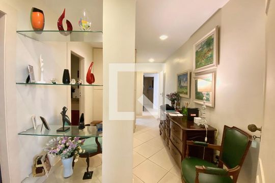 Corredor de apartamento à venda com 3 quartos, 250m² em Copacabana, Rio de Janeiro