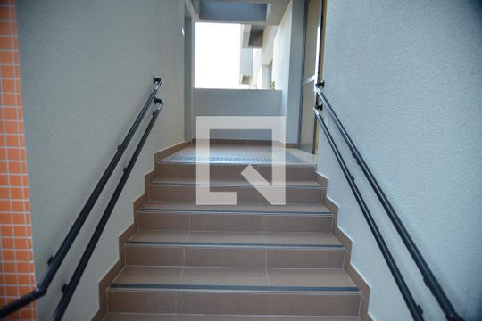 Escada de apartamento para alugar com 2 quartos, 60m² em Vila Sao Pedro, Santo André