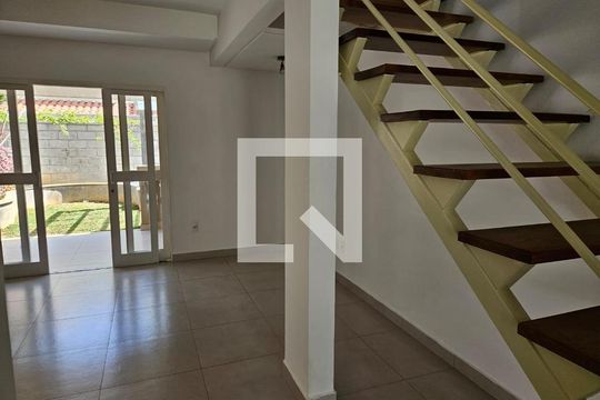Sala de casa de condomínio para alugar com 3 quartos, 110m² em Medeiros, Jundiaí