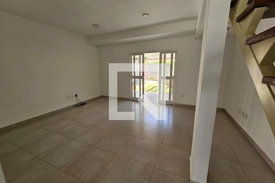 Sala de casa de condomínio para alugar com 3 quartos, 110m² em Medeiros, Jundiaí