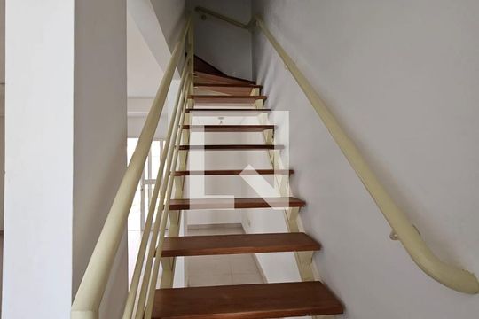 Escada de casa de condomínio para alugar com 3 quartos, 110m² em Medeiros, Jundiaí