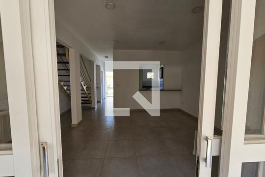 Sala de casa de condomínio para alugar com 3 quartos, 110m² em Medeiros, Jundiaí