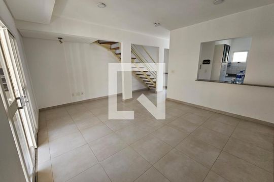 Sala de casa de condomínio para alugar com 3 quartos, 110m² em Medeiros, Jundiaí