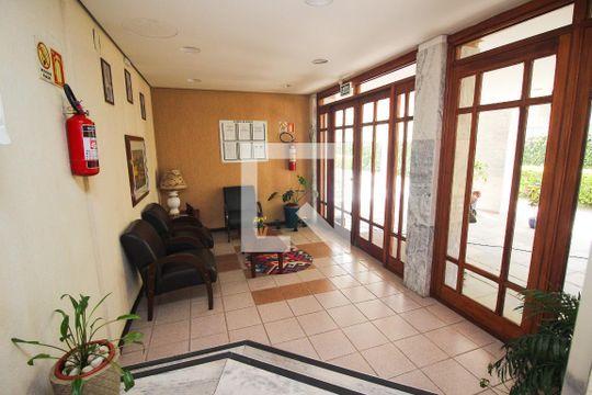 Hall de entrada de apartamento à venda com 1 quarto, 48m² em Santo Antônio, Porto Alegre