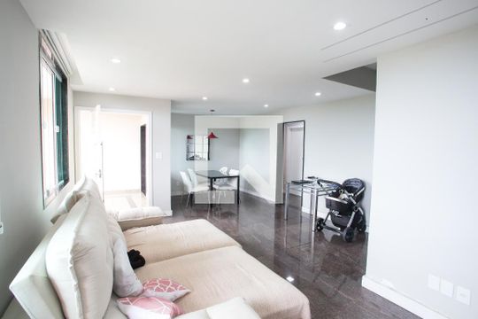 Sala de casa de condomínio para alugar com 3 quartos, 450m² em Taquara, Rio de Janeiro
