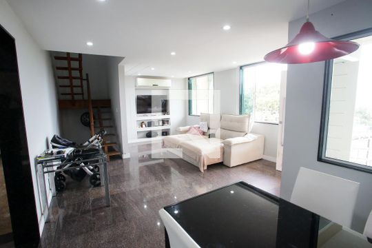 Sala de casa de condomínio para alugar com 3 quartos, 450m² em Taquara, Rio de Janeiro
