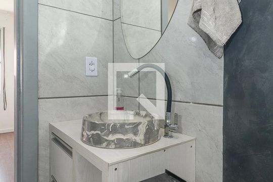 Banheiro de apartamento à venda com 1 quarto, 32m² em Petrópolis, Porto Alegre