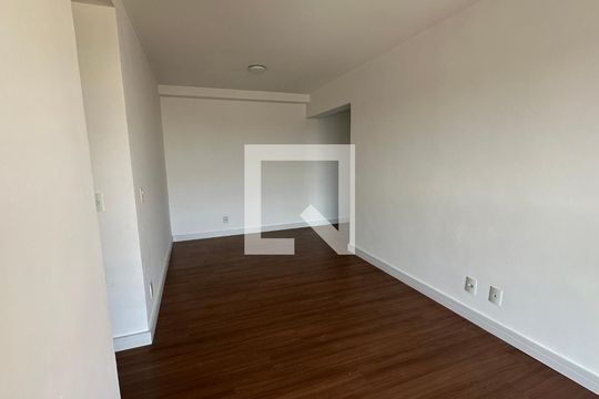 Sala de apartamento para alugar com 3 quartos, 71m² em Jardim Tupanci, Barueri