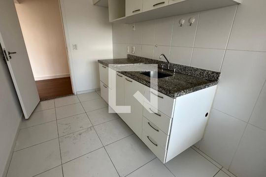 Cozinha de apartamento para alugar com 3 quartos, 71m² em Jardim Tupanci, Barueri