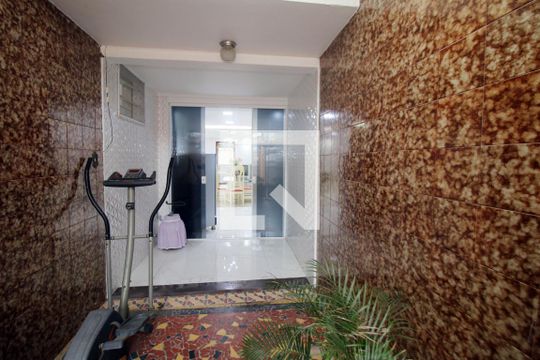 Quintal Frente de casa à venda com 5 quartos, 361m² em Brás de Pina, Rio de Janeiro
