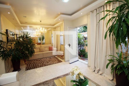 Sala de casa à venda com 5 quartos, 361m² em Brás de Pina, Rio de Janeiro