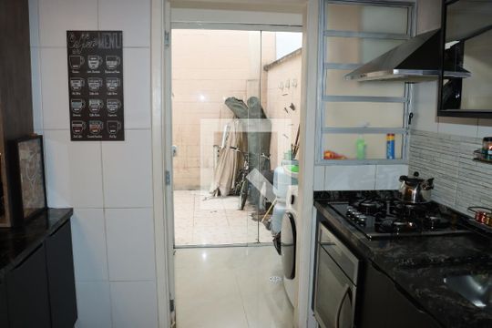 Cozinha de casa de condomínio para alugar com 3 quartos, 110m² em Jardim Passargada I, Cotia