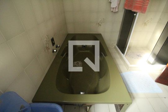 Banheiro da suíte 3 de casa para alugar com 6 quartos, 599m² em Pechincha, Rio de Janeiro