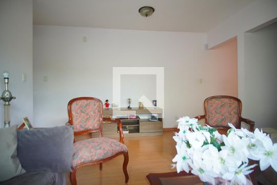 Sala de casa à venda com 4 quartos, 300m² em Passo D’areia, Porto Alegre
