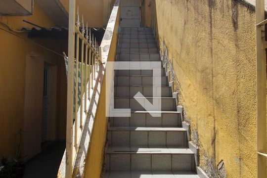 Escada de casa à venda com 3 quartos, 133m² em Jardim Miriam, São Paulo