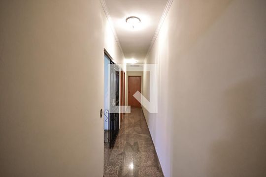 Corredor de casa para alugar com 3 quartos, 137m² em Jardim Cláudia, São Paulo