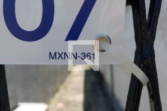 Código da Placa de casa para alugar com 1 quarto, 90m² em Taquara, Rio de Janeiro