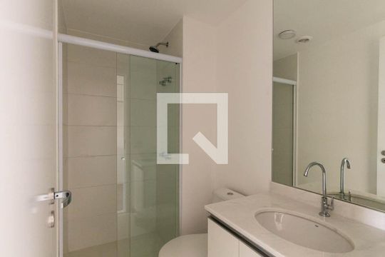 Banheiro Social de kitnet/studio para alugar com 1 quarto, 27m² em República, São Paulo