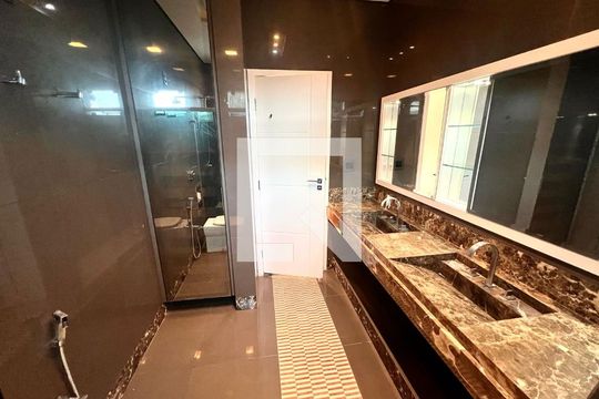 Banheiro da Suíte 3 de casa para alugar com 5 quartos, 1600m² em Jardim Karaíba, Uberlândia