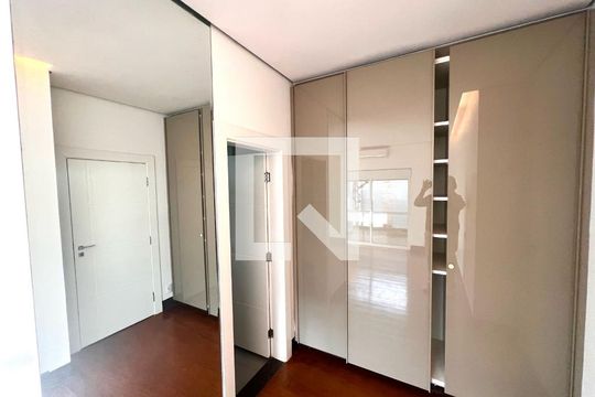 Suíte 1 de casa para alugar com 5 quartos, 1600m² em Jardim Karaíba, Uberlândia