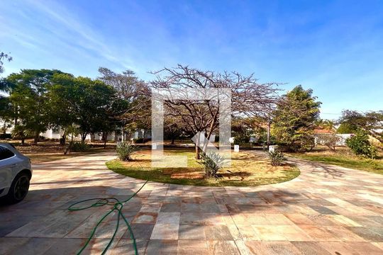 Área Externa de casa para alugar com 5 quartos, 1600m² em Jardim Karaíba, Uberlândia