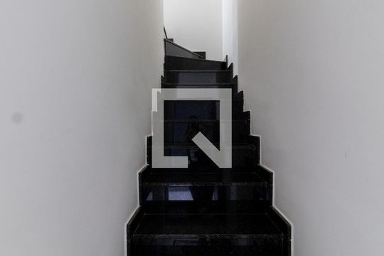 Escada de casa de condomínio à venda com 2 quartos, 52m² em Itaquera, São Paulo