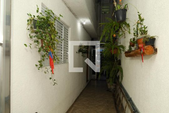 Corredor de casa à venda com 3 quartos, 200m² em Vila Carmosina, São Paulo